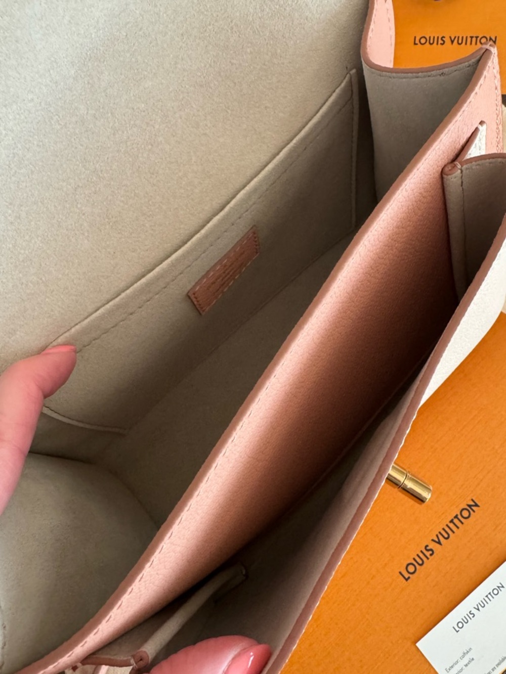 NEW LOUIS VUITTON MyLockMe Calfskin Leather Chain Bag in Cream/Rose Trianon - Picture 6 of 10